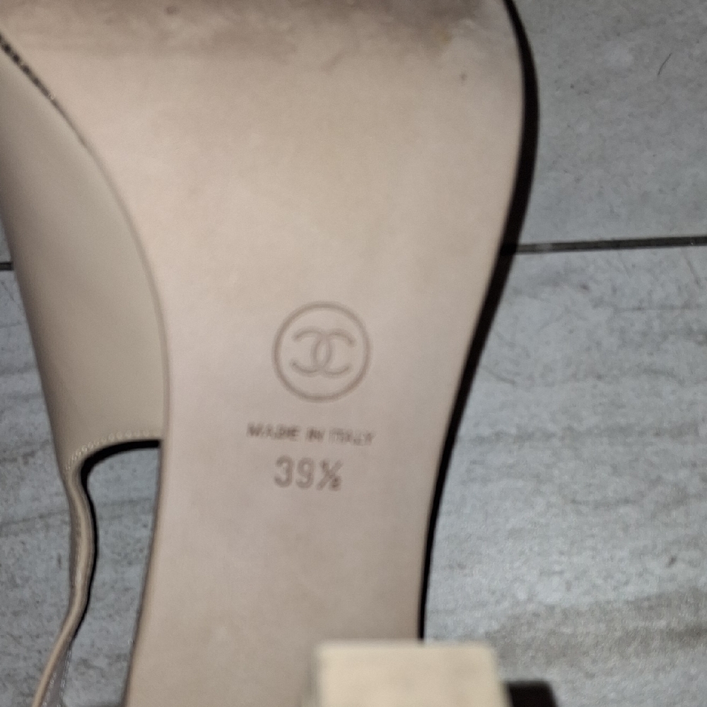 CHANEL Two-Tone Slingback Heels in Beige and Black - Picture 5 of 9